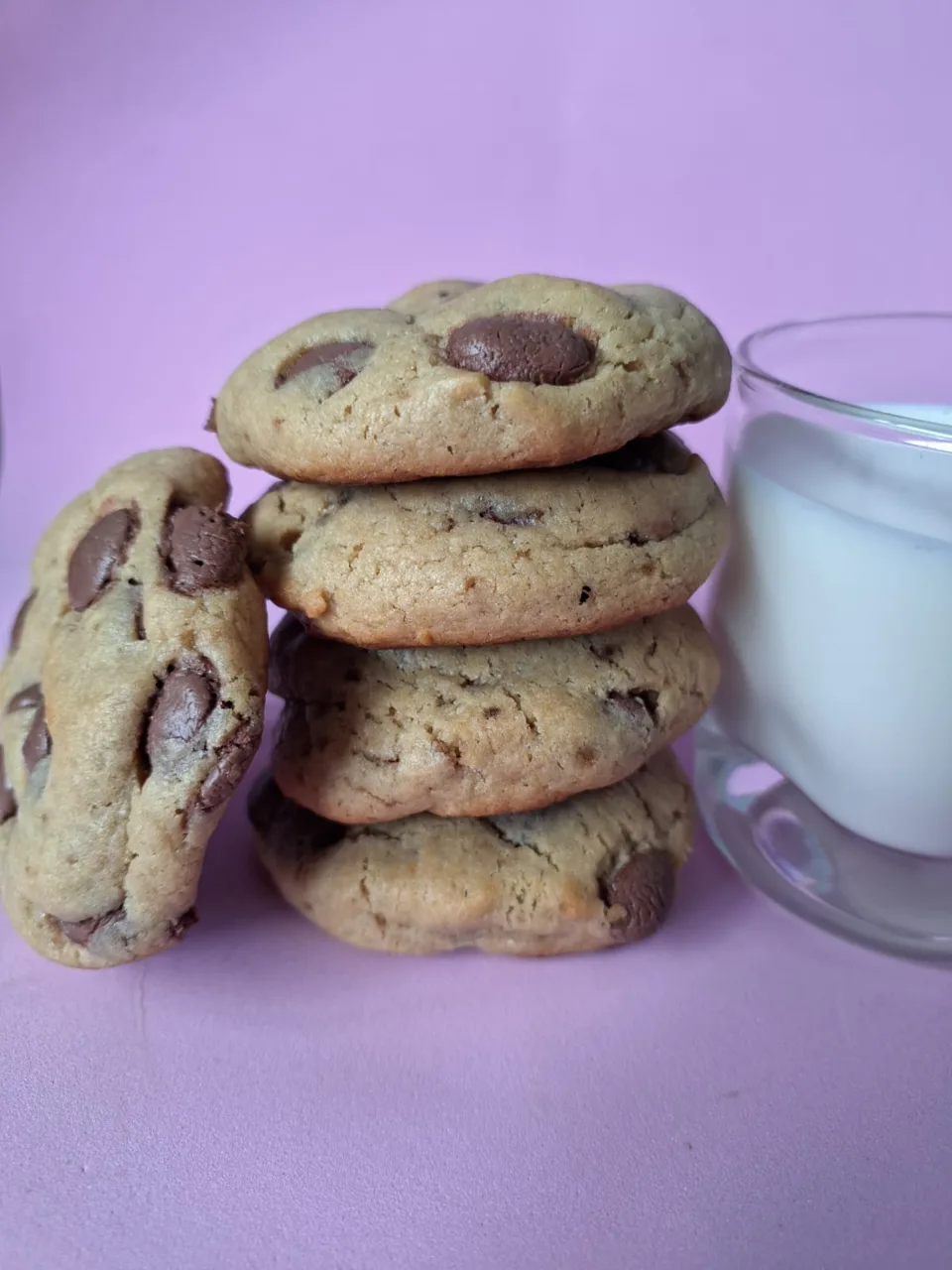 Cookies artesanais da Naty com gotas de chocolate, empilhados num prato