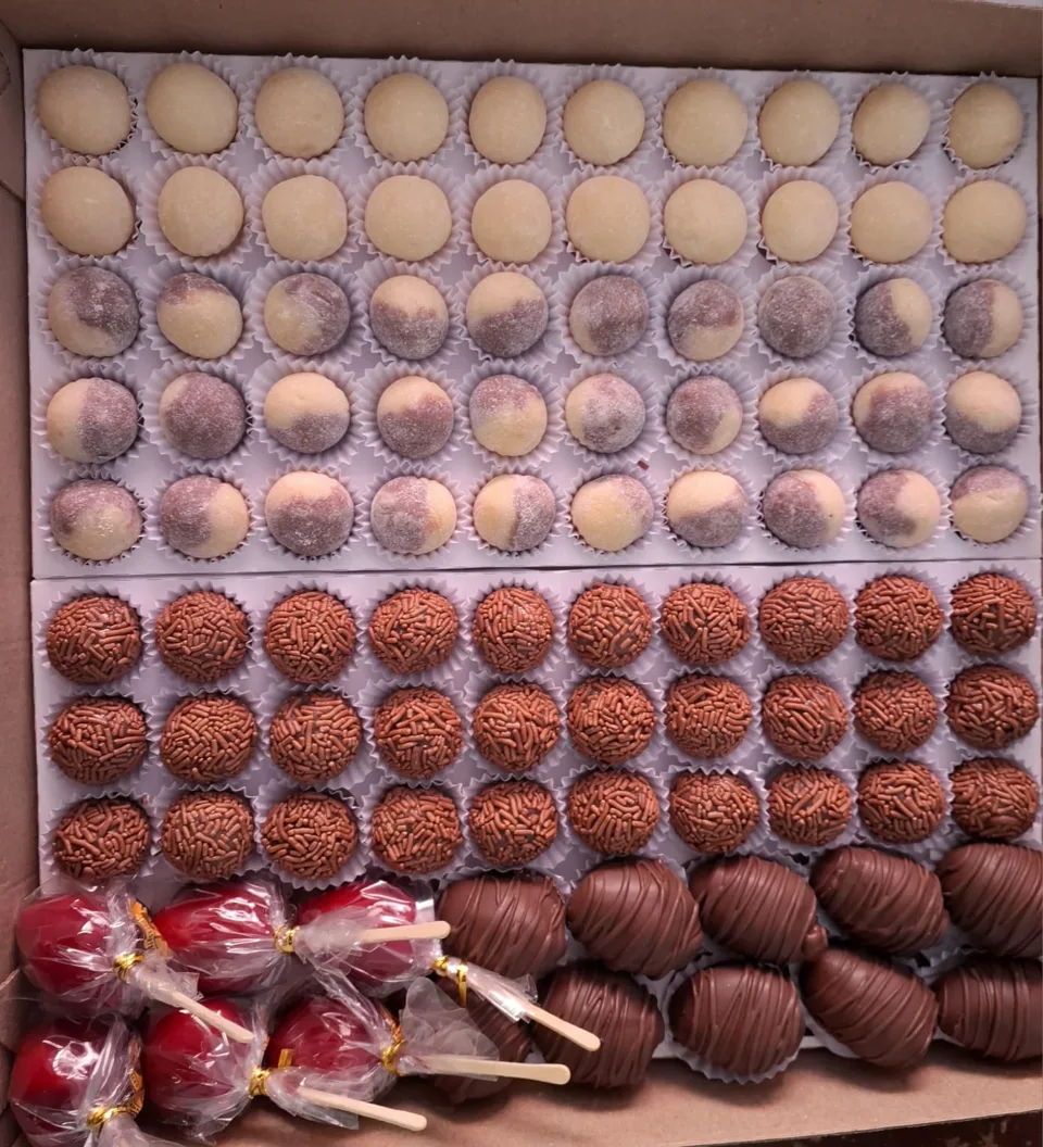 Doces variados da Naty numa bandeja para festas